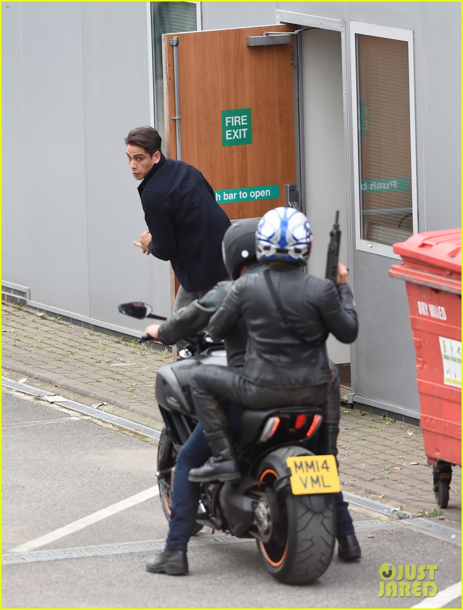 Luke Pasqualino is Almost Hit By a Motorcycle on 'Snatch' Set