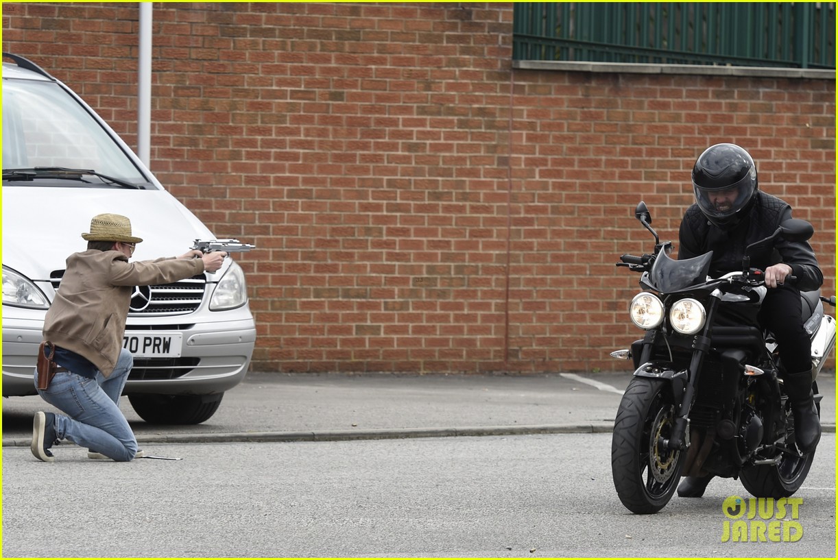 Luke Pasqualino is Almost Hit By a Motorcycle on 'Snatch' Set