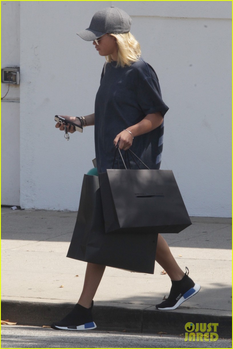 Sofia Richie Spends Her Labor Day Shopping & Eating at In N' Out Burger