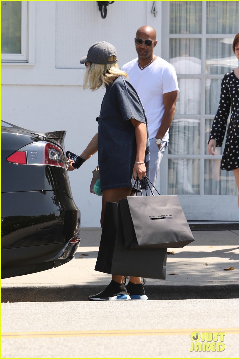 Sofia Richie Spends Her Labor Day Shopping & Eating at In N' Out Burger