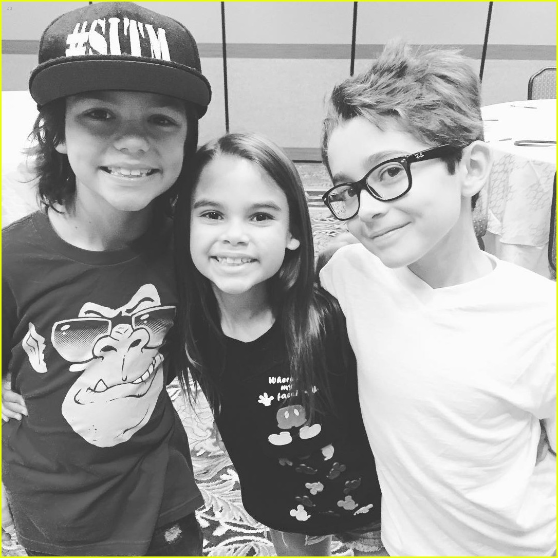 Jenna Ortega & 'Stuck In The Middle' Cast Hit Disneyland!