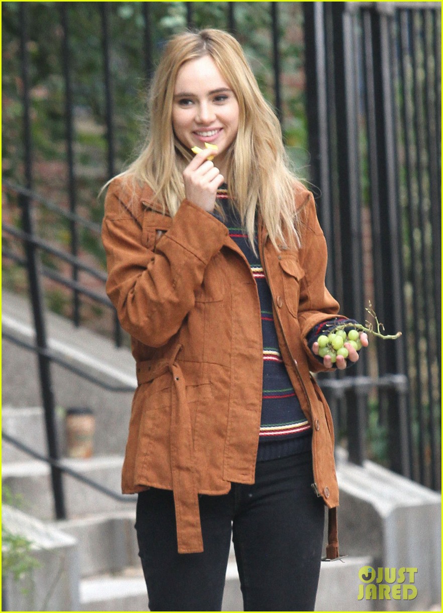 Suki Waterhouse Kisses Ansel Elgort On Set!