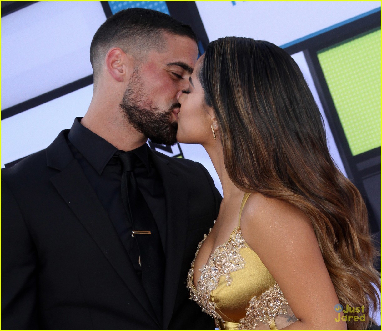 Becky G Kisses Boyfriend Sebastian Lletget at Latin AMAS 2016