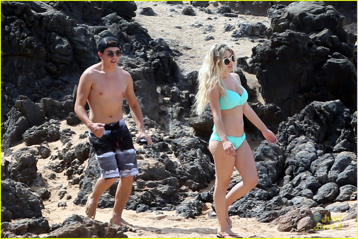 Bradley Steven Perry & Sister Celebrate Parents' Anniversary in Hawaii