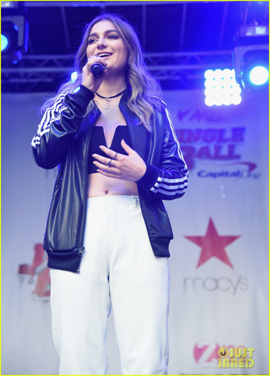 Daya Joins Charlie Puth at Jingle Ball 2016 Kick Off Event!