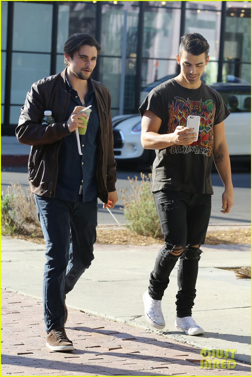 Joe Jonas' Reddit AMA Was His Most Revealing Interview Ever!