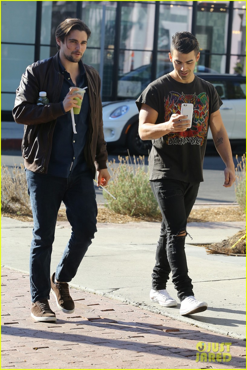 Joe Jonas' Reddit AMA Was His Most Revealing Interview Ever!