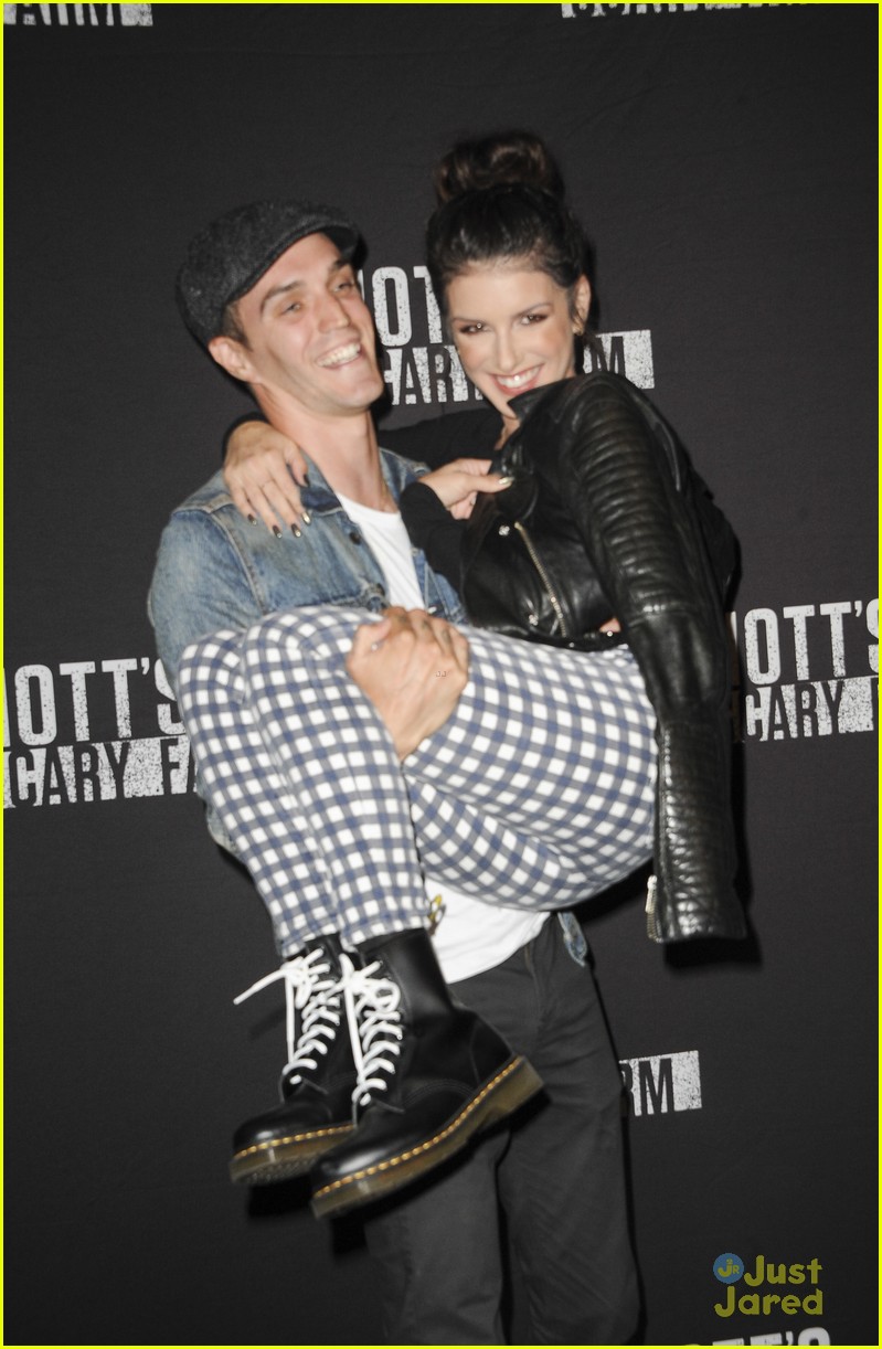 Vanessa Hudgens & Austin Butler Couple Up For Knott's Scary Farm 2016