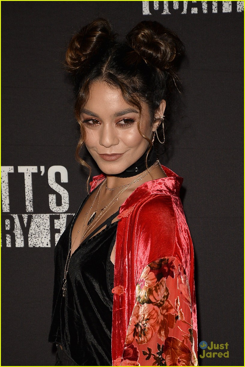 Vanessa Hudgens & Austin Butler Couple Up For Knott's Scary Farm 2016
