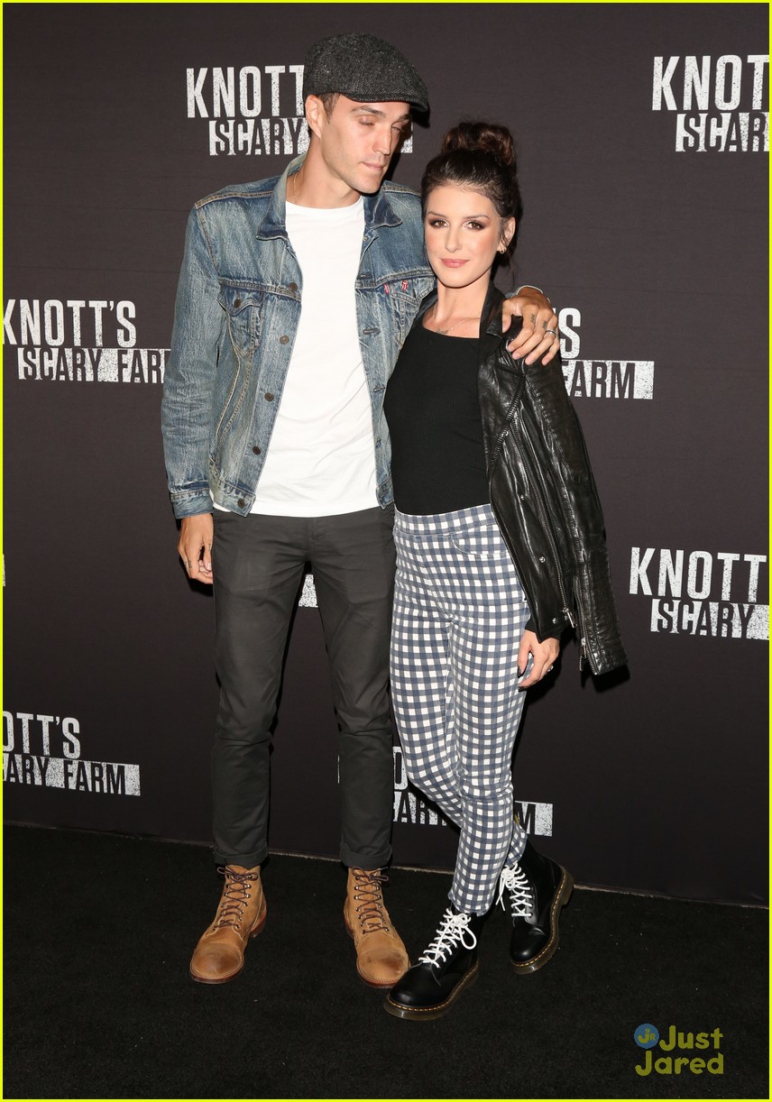 Vanessa Hudgens & Austin Butler Couple Up For Knott's Scary Farm 2016