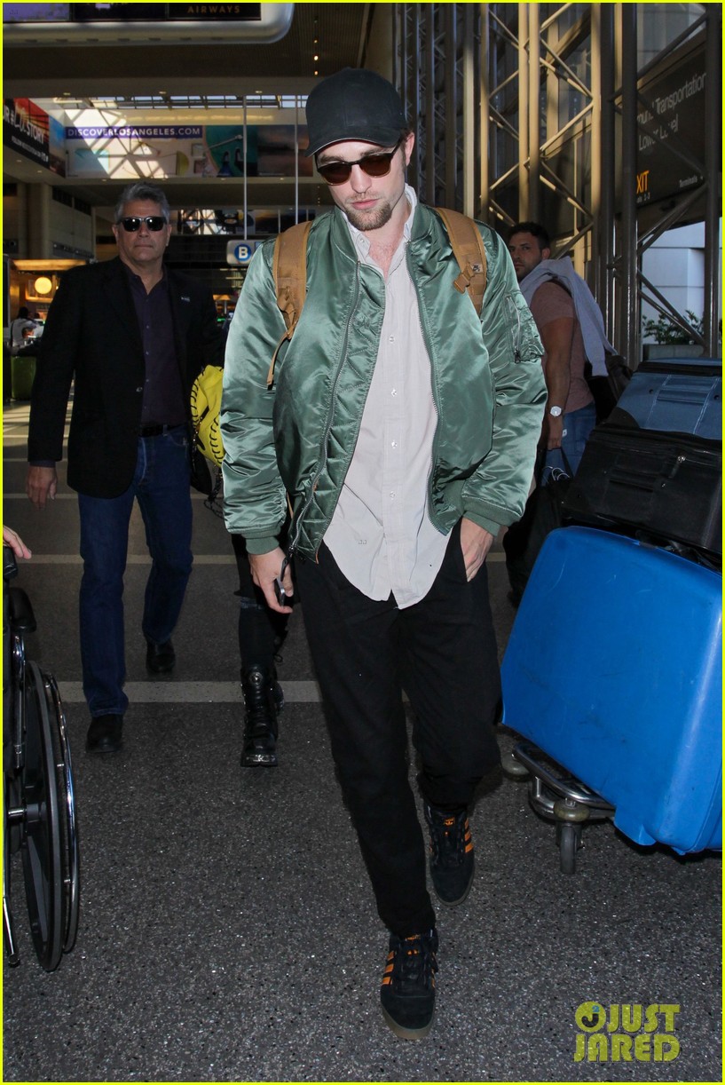 Robert Pattinson & Fiancee FKA twigs Leave Los Angeles