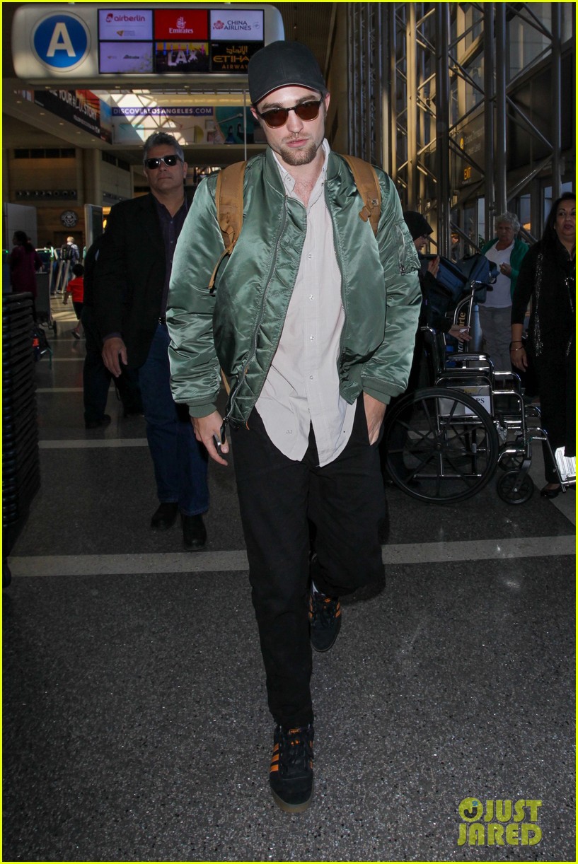 Robert Pattinson & Fiancee FKA twigs Leave Los Angeles