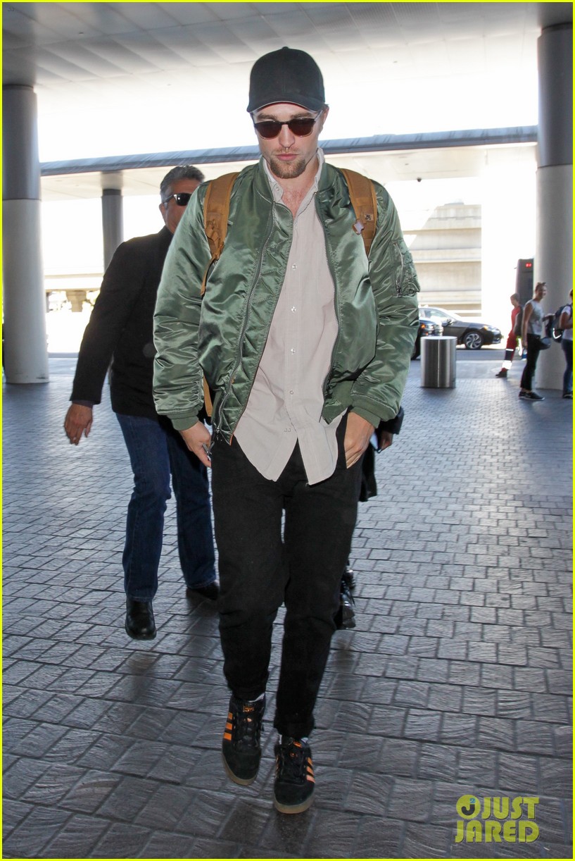 Robert Pattinson & Fiancee FKA twigs Leave Los Angeles