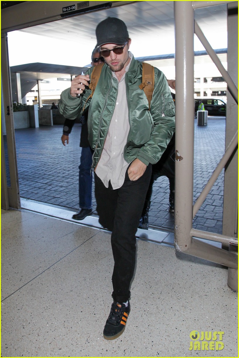 Robert Pattinson & Fiancee FKA twigs Leave Los Angeles