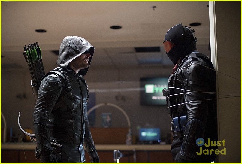 Felicity & Oliver Work Together To Find Who The New Vigilante is on 'Arrow'