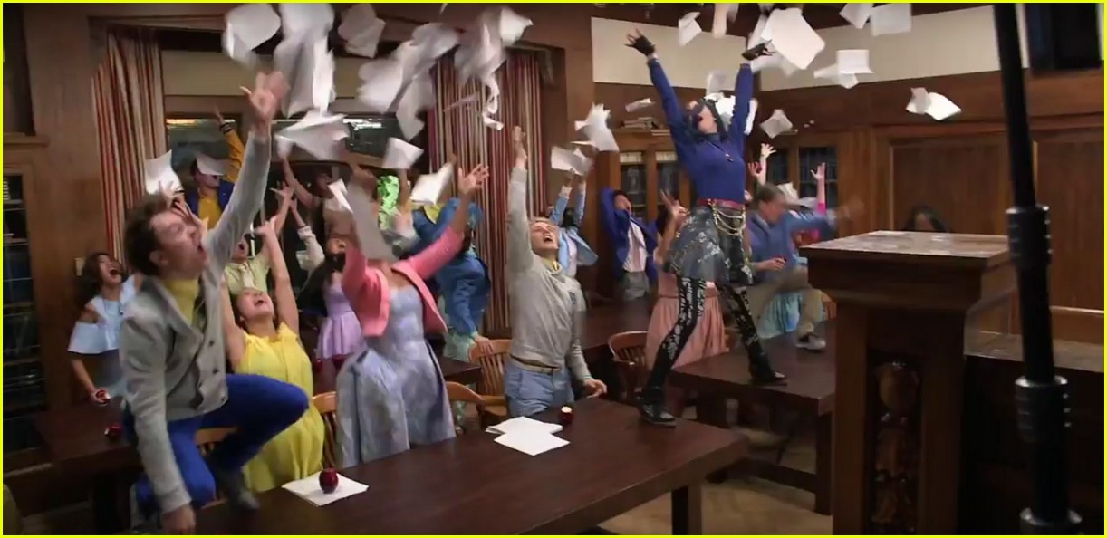 VIDEO: Thomas Doherty's Harry Hook Debuts In 'Descendants 2' First Look