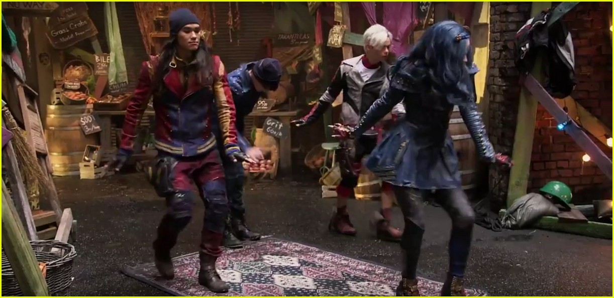 VIDEO: Thomas Doherty's Harry Hook Debuts In 'Descendants 2' First Look