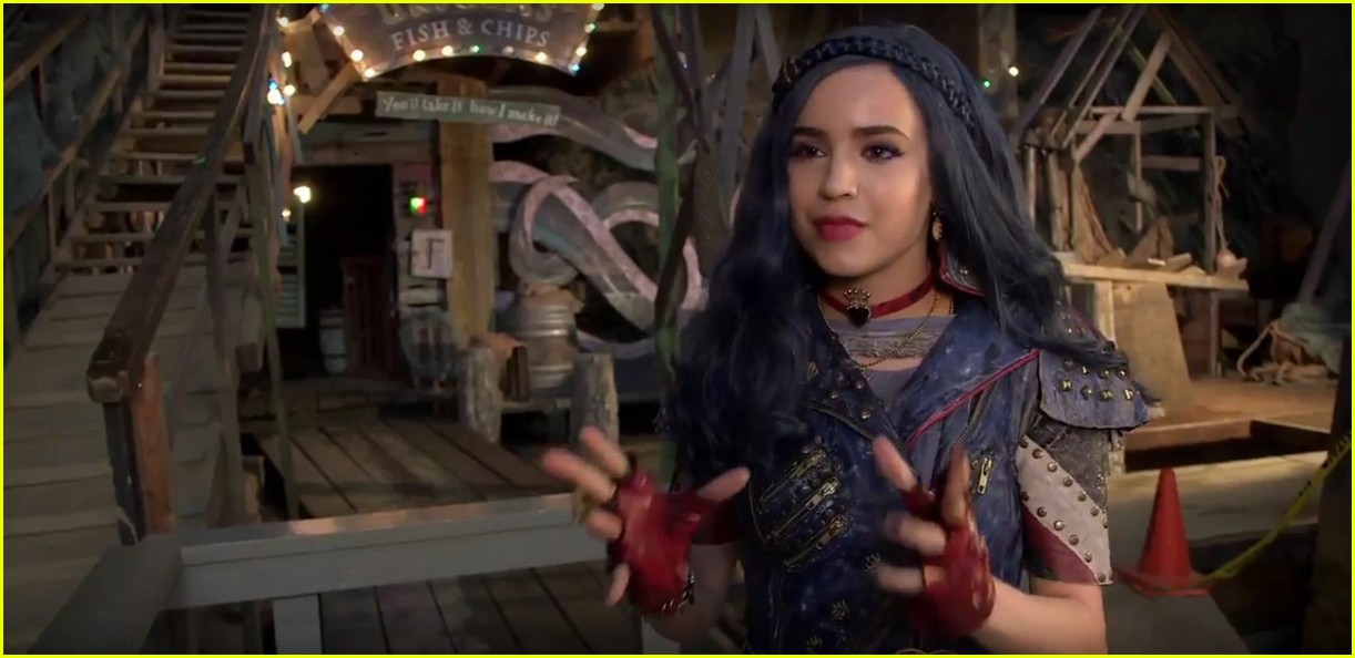 VIDEO: Thomas Doherty's Harry Hook Debuts In 'Descendants 2' First Look