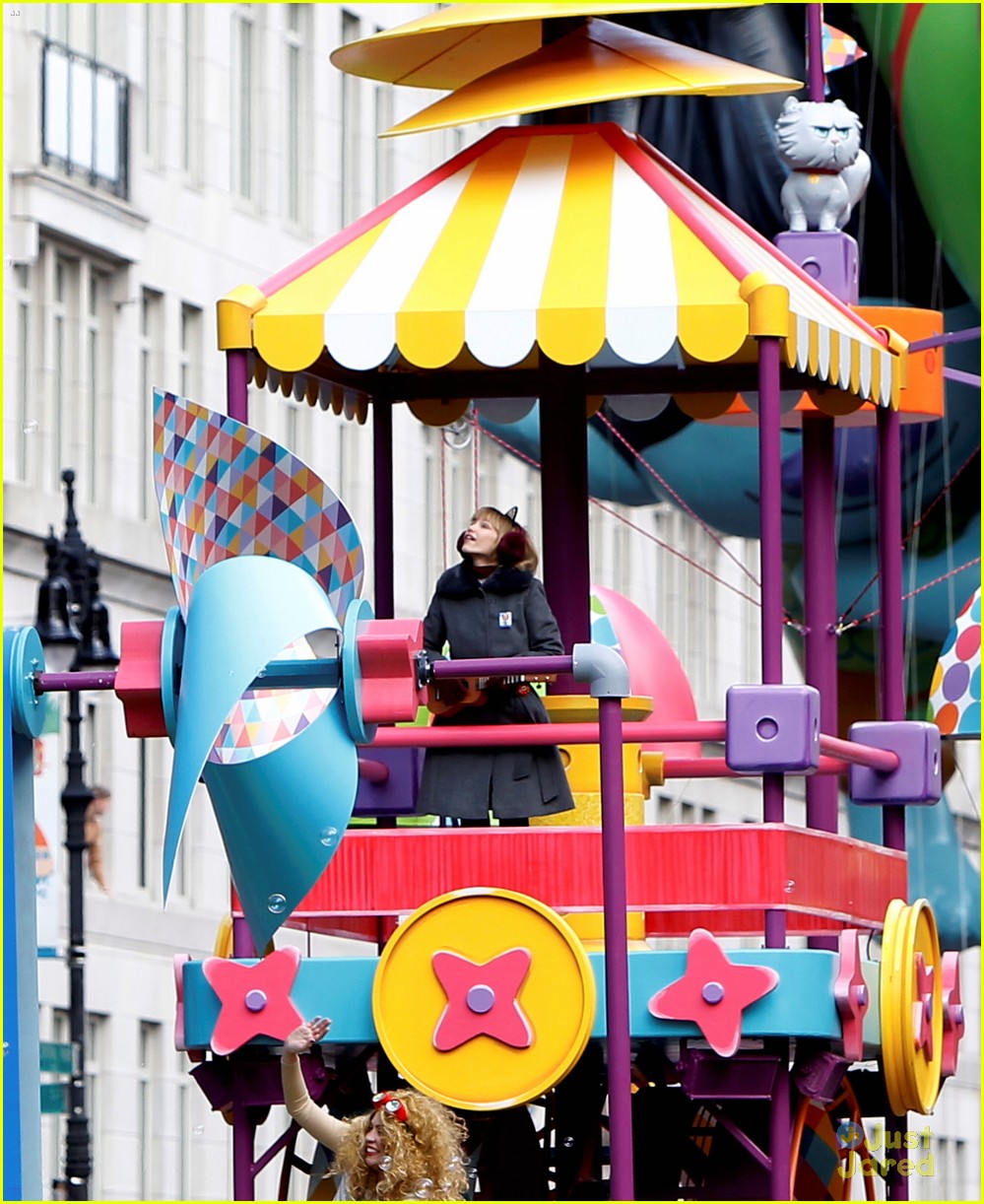 Grace VanderWaal Performs in Macy's Parade Five Years After Watching from Crowd!