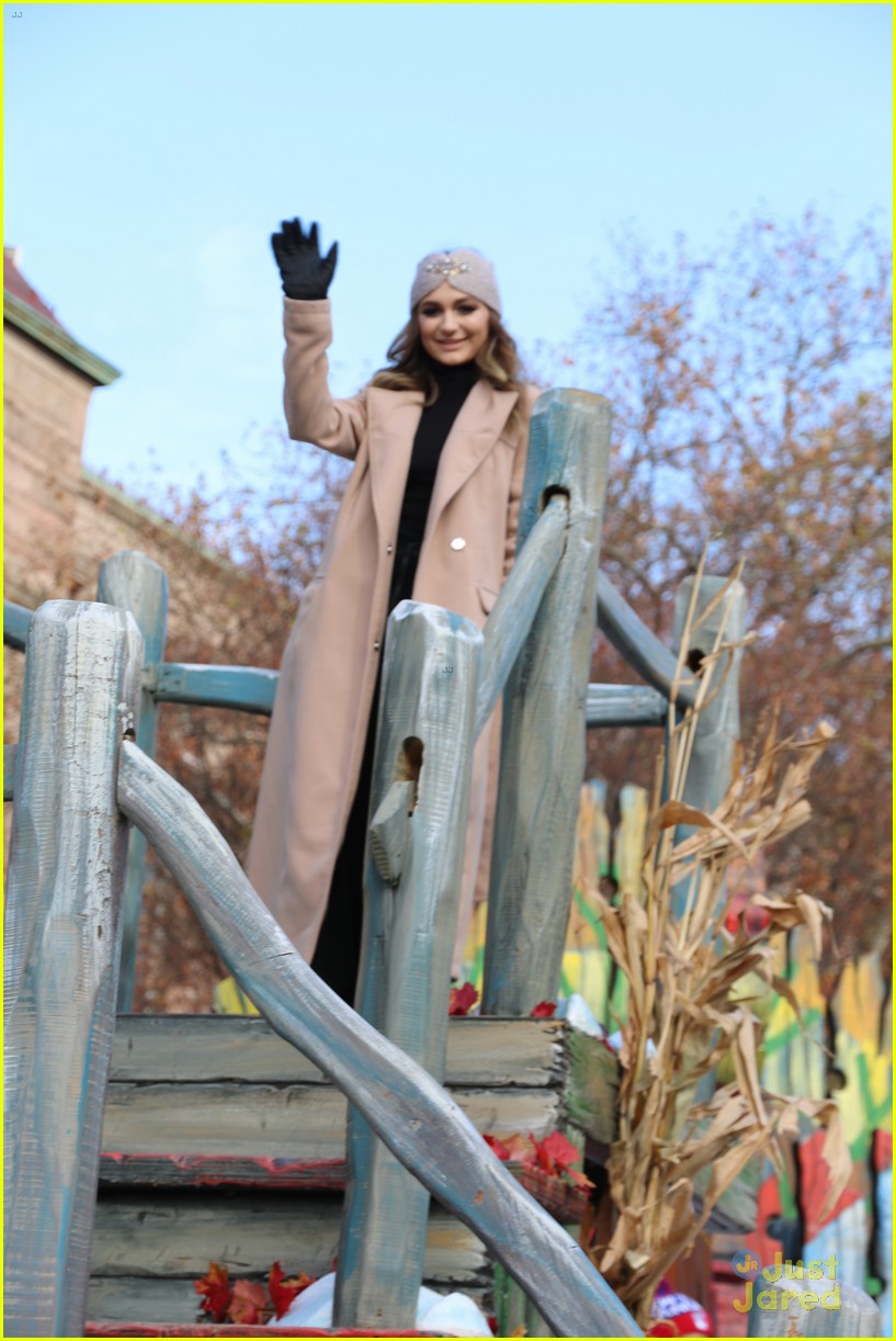 Grace VanderWaal Performs in Macy's Parade Five Years After Watching from Crowd!