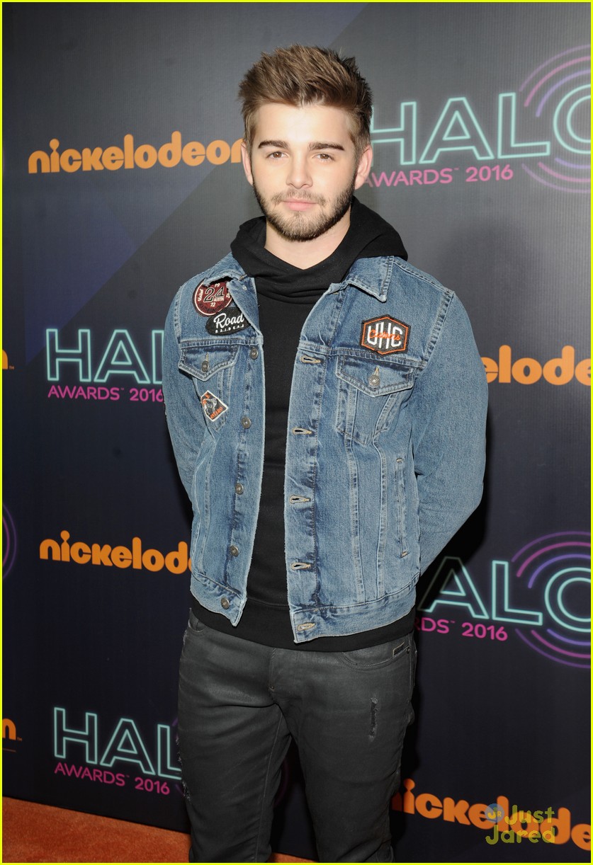 Kira Kosarin & Isabela Moner Hit Up The Nickelodeon Halo Awards 2016