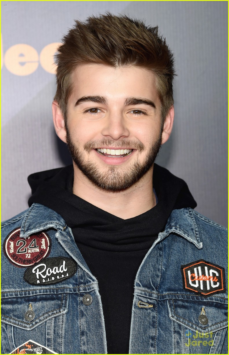 Kira Kosarin & Isabela Moner Hit Up The Nickelodeon Halo Awards 2016