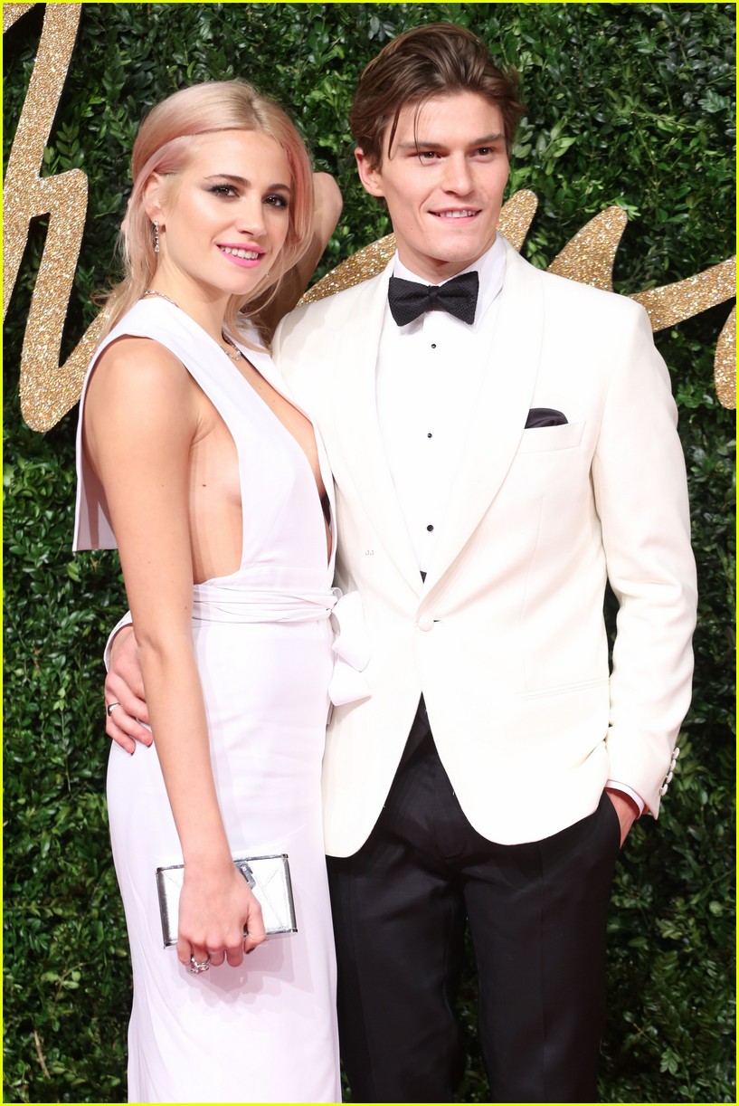 Pixie Lott Engaged to Boyfriend Oliver Cheshire!
