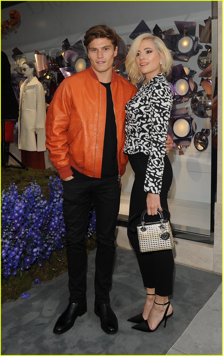 Pixie Lott Engaged to Boyfriend Oliver Cheshire!