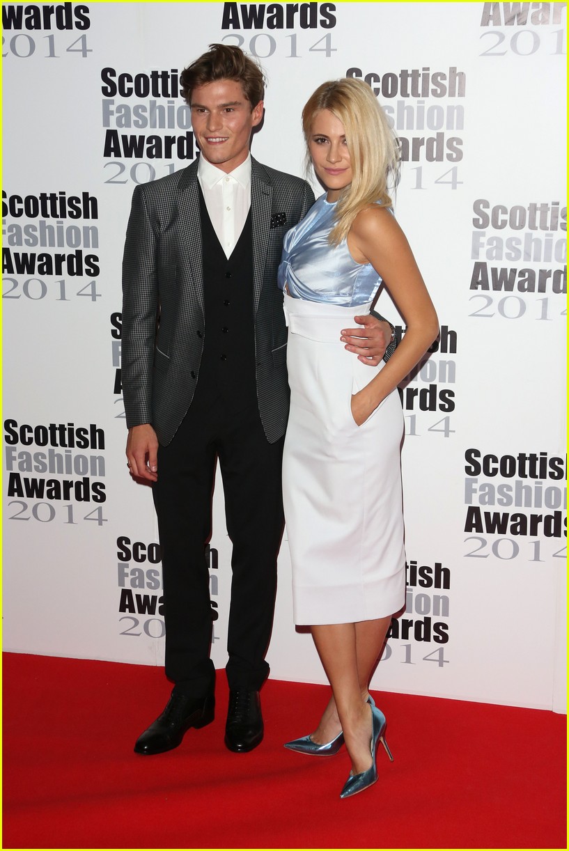 Pixie Lott Engaged to Boyfriend Oliver Cheshire!