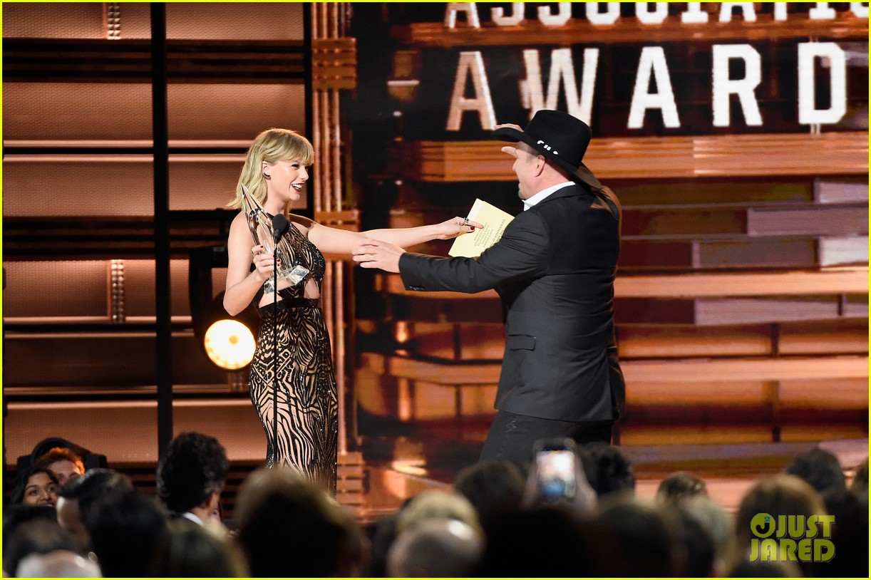 Taylor Swift Returns to CMA Awards for the First Time in Three Years!