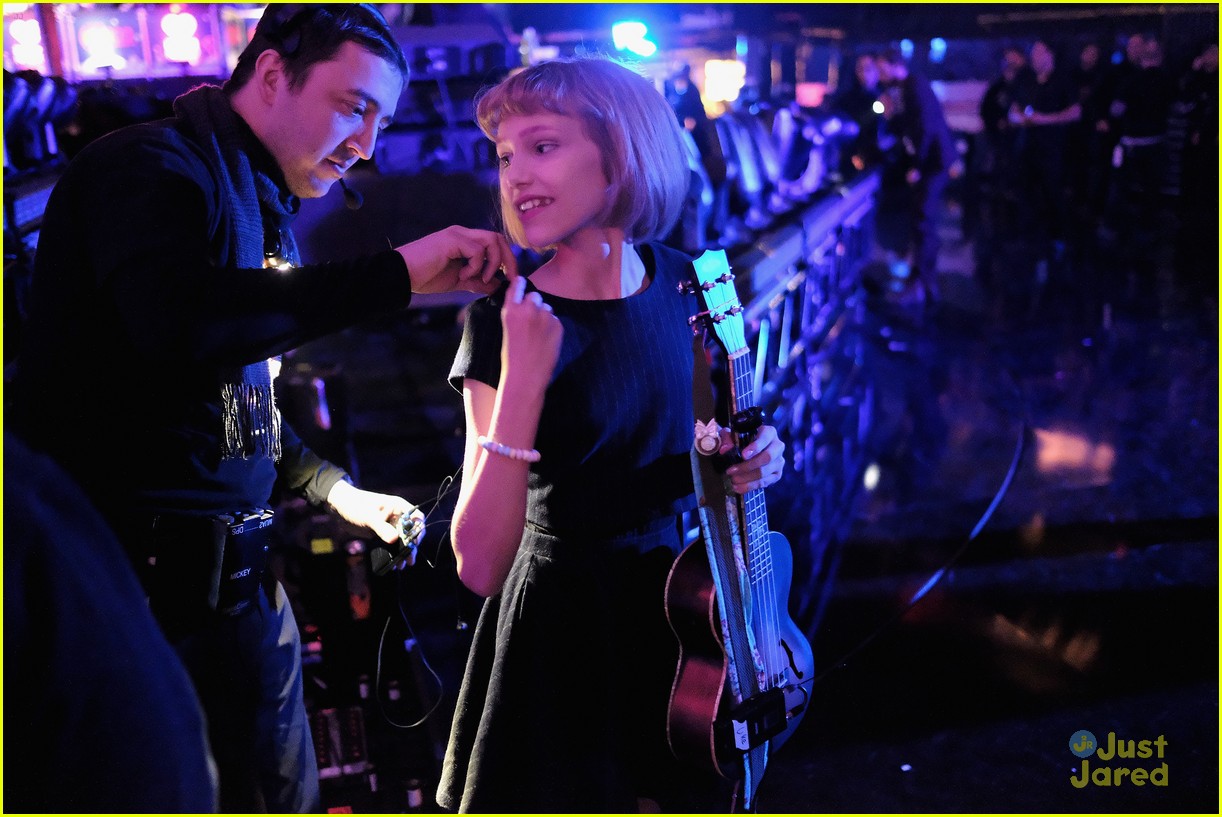 AGT Winner Grace VanderWaal Has 'Freak Out' Moment at Z100's Jingle Ball 2016!