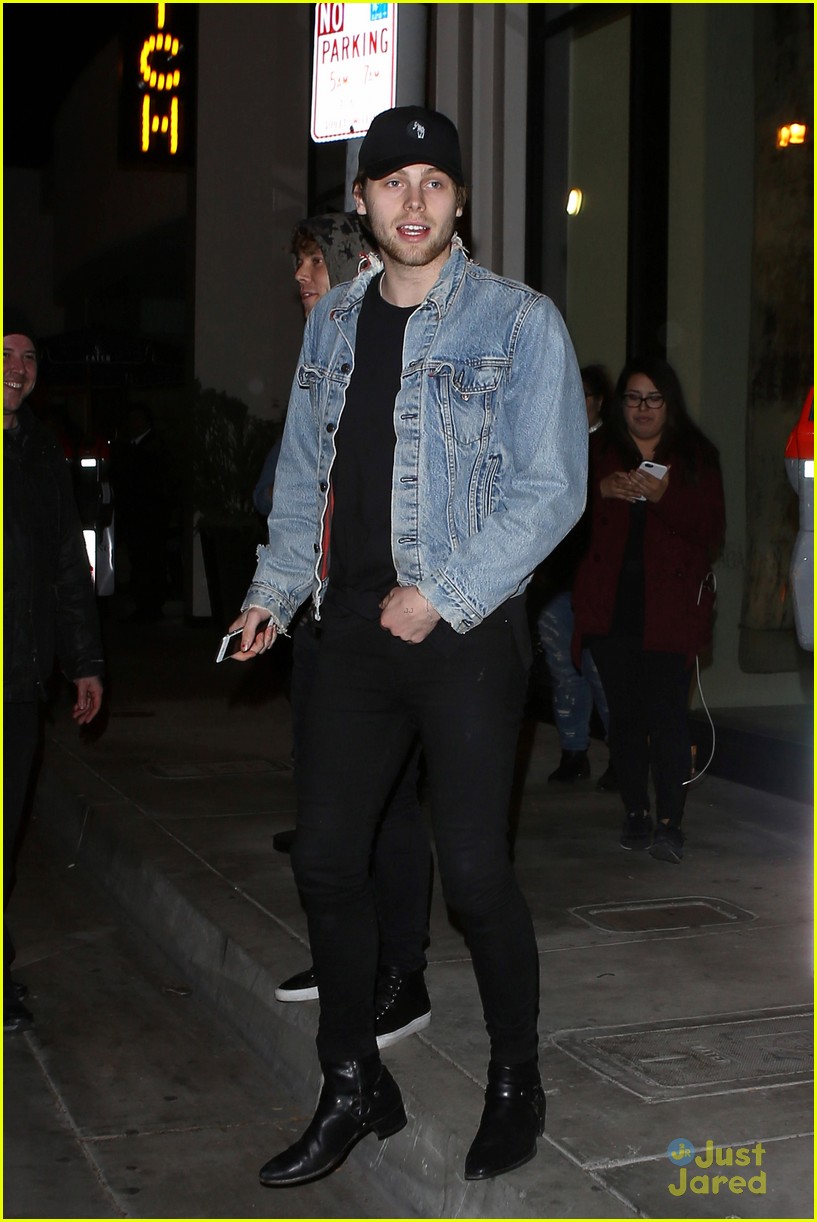 Luke Hemmings & Girlfriend Arzaylea Hold Hands For Catch LA Date Night!