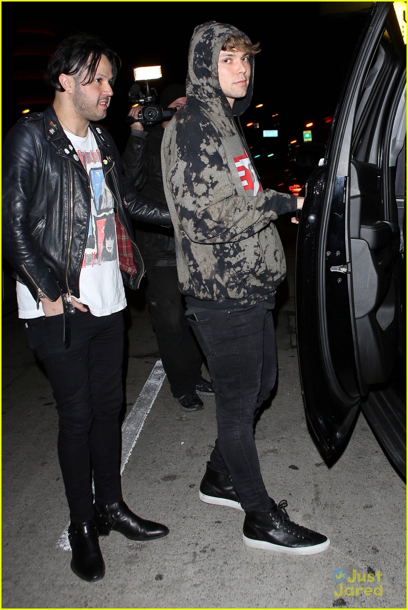 Luke Hemmings & Girlfriend Arzaylea Hold Hands For Catch LA Date Night!