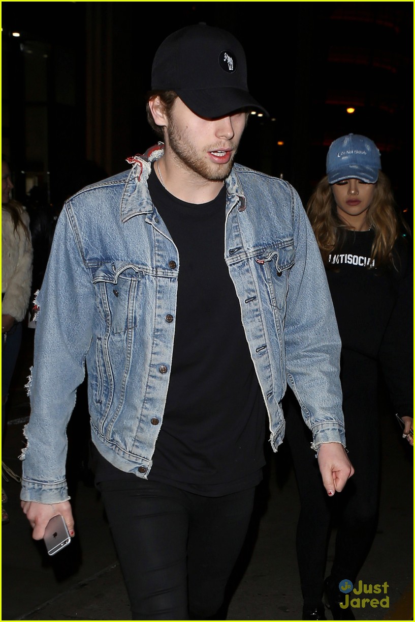 Luke Hemmings & Girlfriend Arzaylea Hold Hands For Catch LA Date Night!