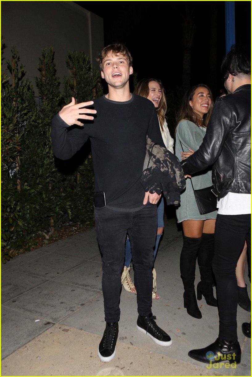 Luke Hemmings & Girlfriend Arzaylea Hold Hands For Catch LA Date Night!