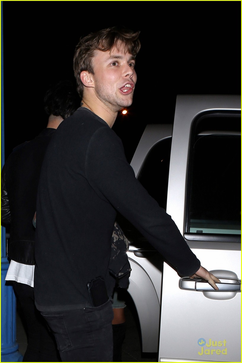 Luke Hemmings & Girlfriend Arzaylea Hold Hands For Catch LA Date Night!