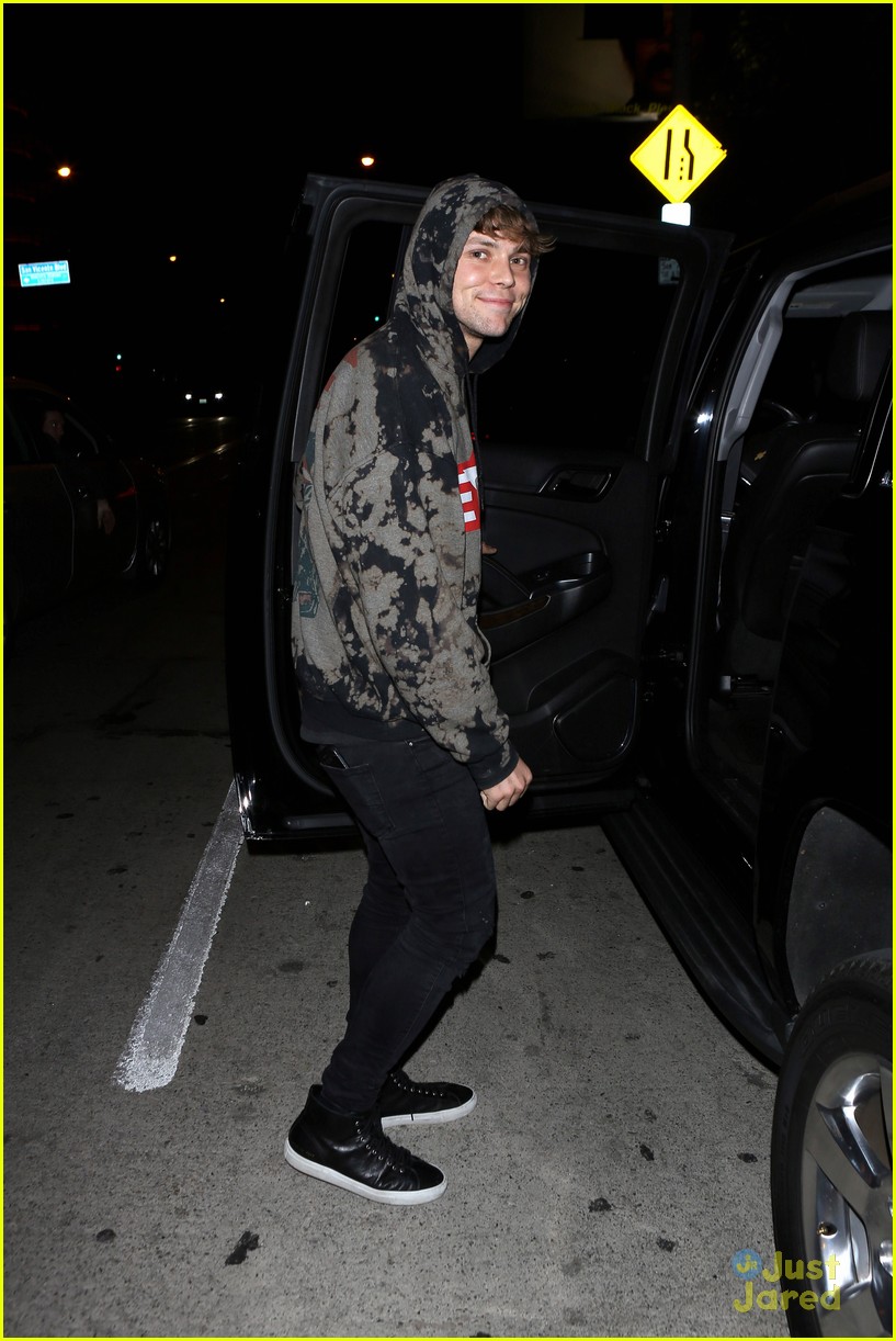 Luke Hemmings & Girlfriend Arzaylea Hold Hands For Catch LA Date Night!