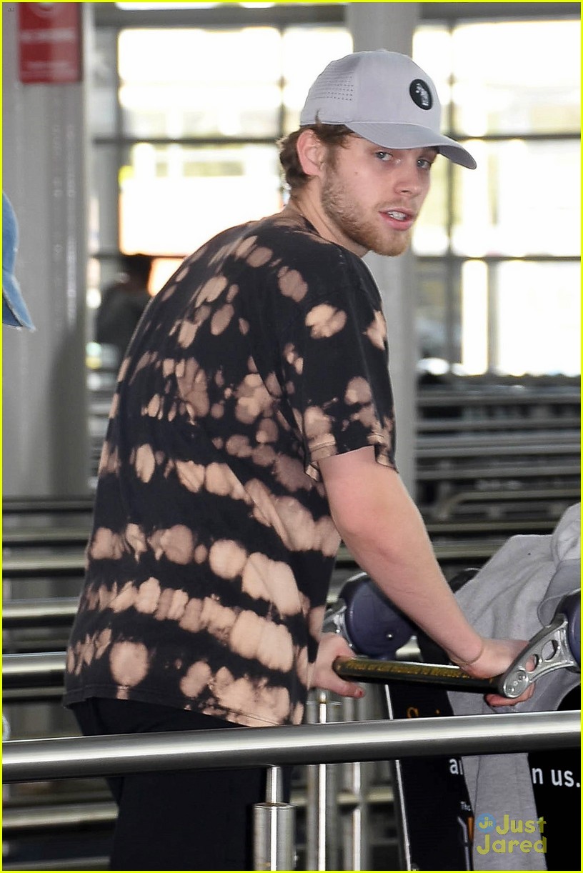 Luke Hemmings & Girlfriend Arzaylea Land in Australia For the Holidays