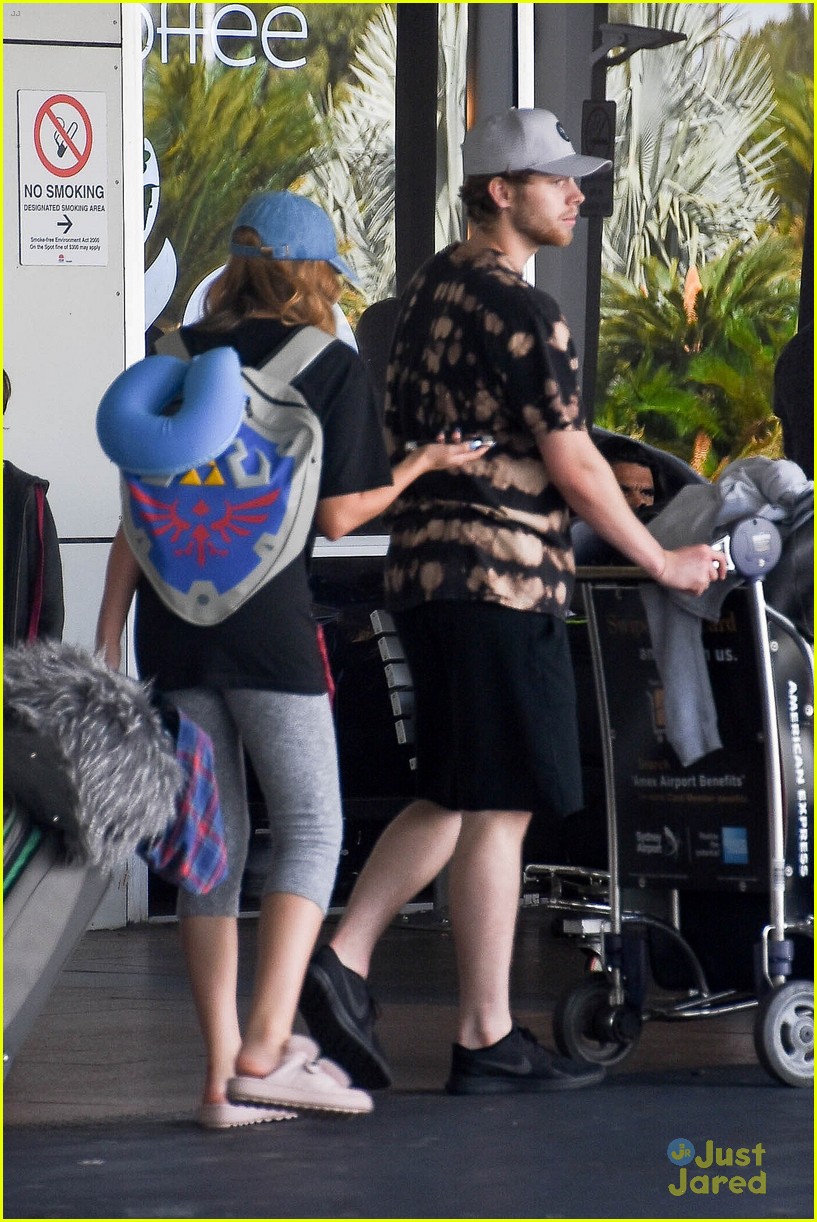 Luke Hemmings & Girlfriend Arzaylea Land in Australia For the Holidays