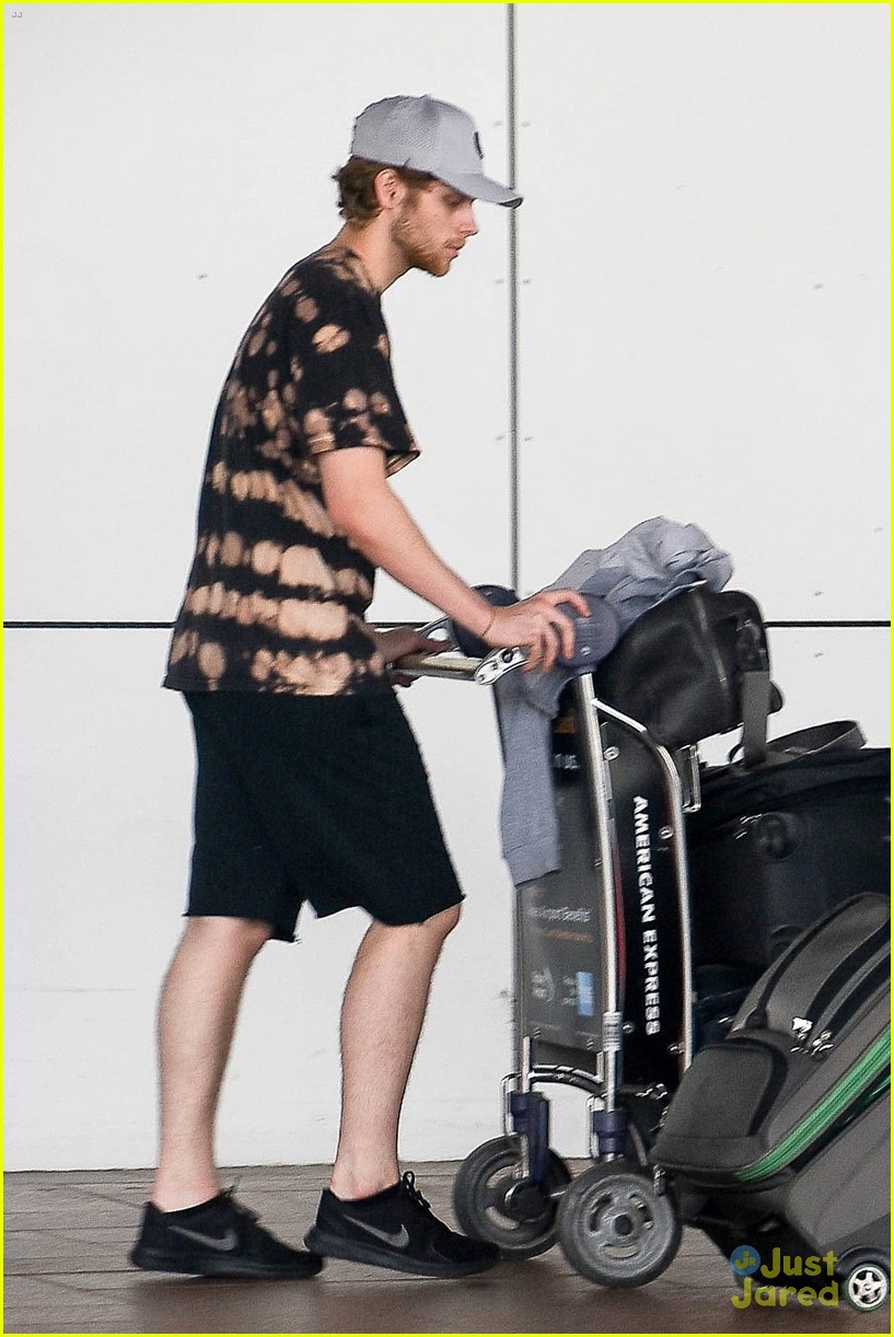 Luke Hemmings & Girlfriend Arzaylea Land in Australia For the Holidays