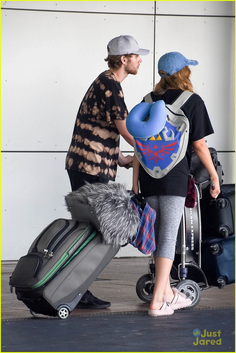 Luke Hemmings & Girlfriend Arzaylea Land in Australia For the Holidays