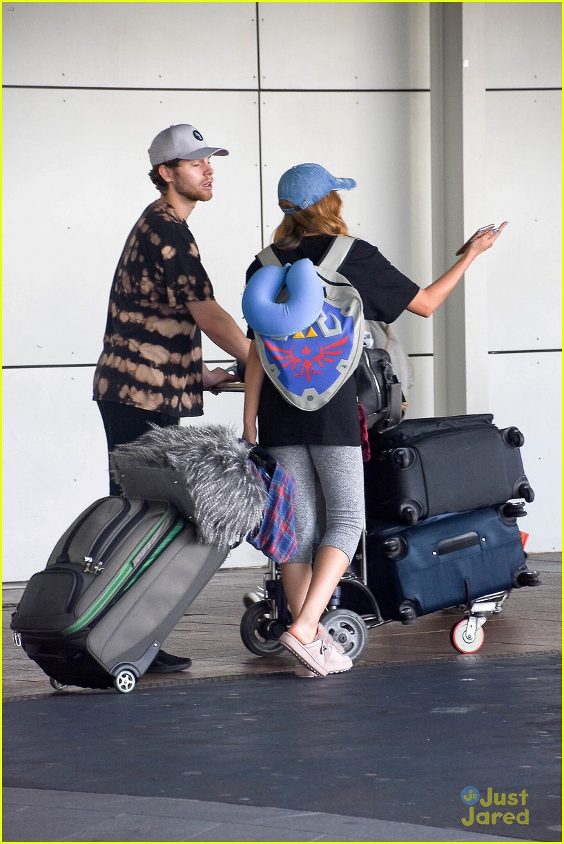 Luke Hemmings & Girlfriend Arzaylea Land in Australia For the Holidays