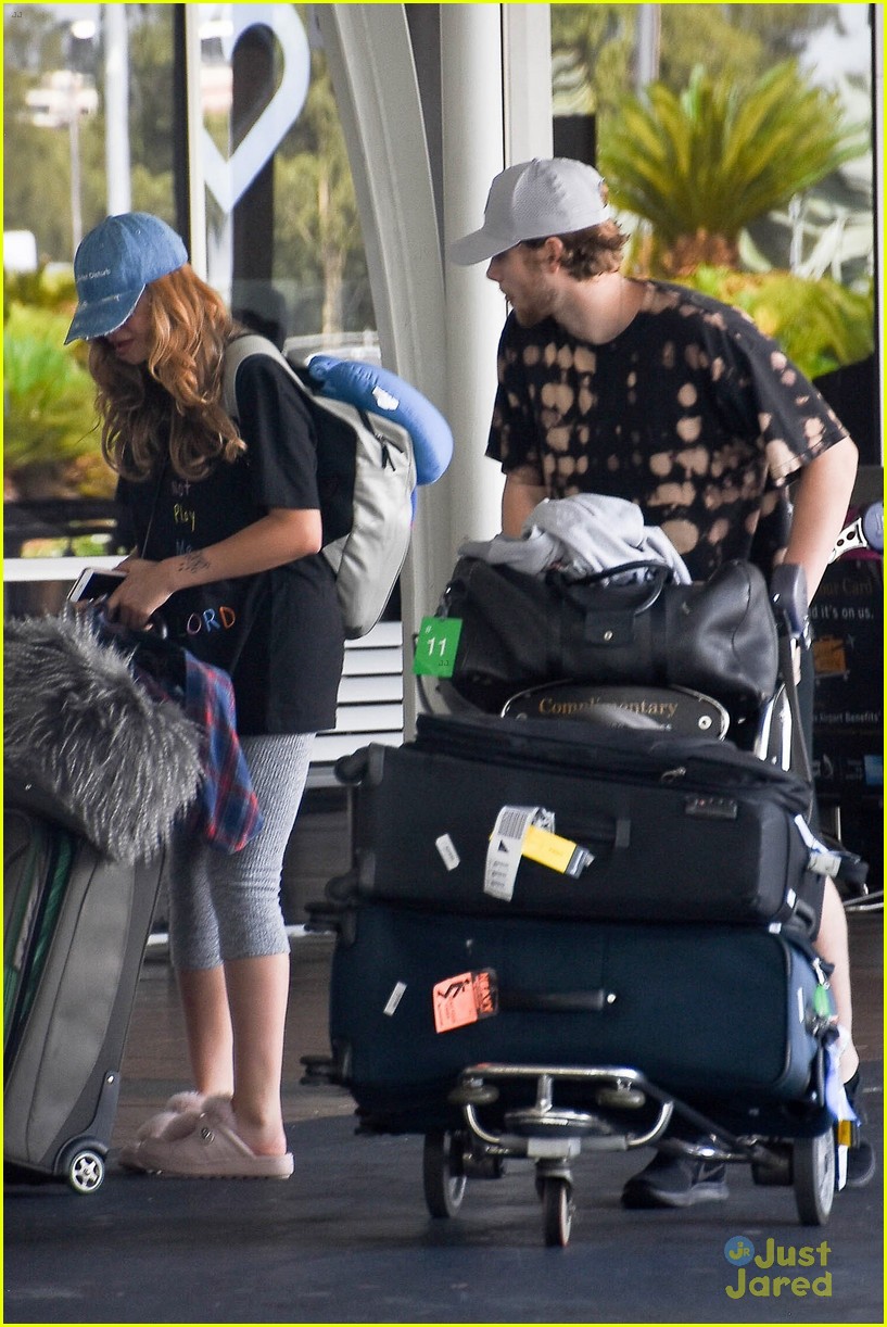 Luke Hemmings & Girlfriend Arzaylea Land in Australia For the Holidays