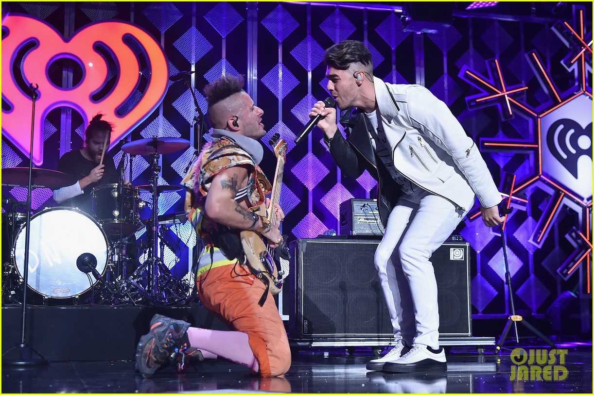 Niall Horan & Charlie Puth are Holiday Crush-Worthy at Z100's Jingle Ball 2016!