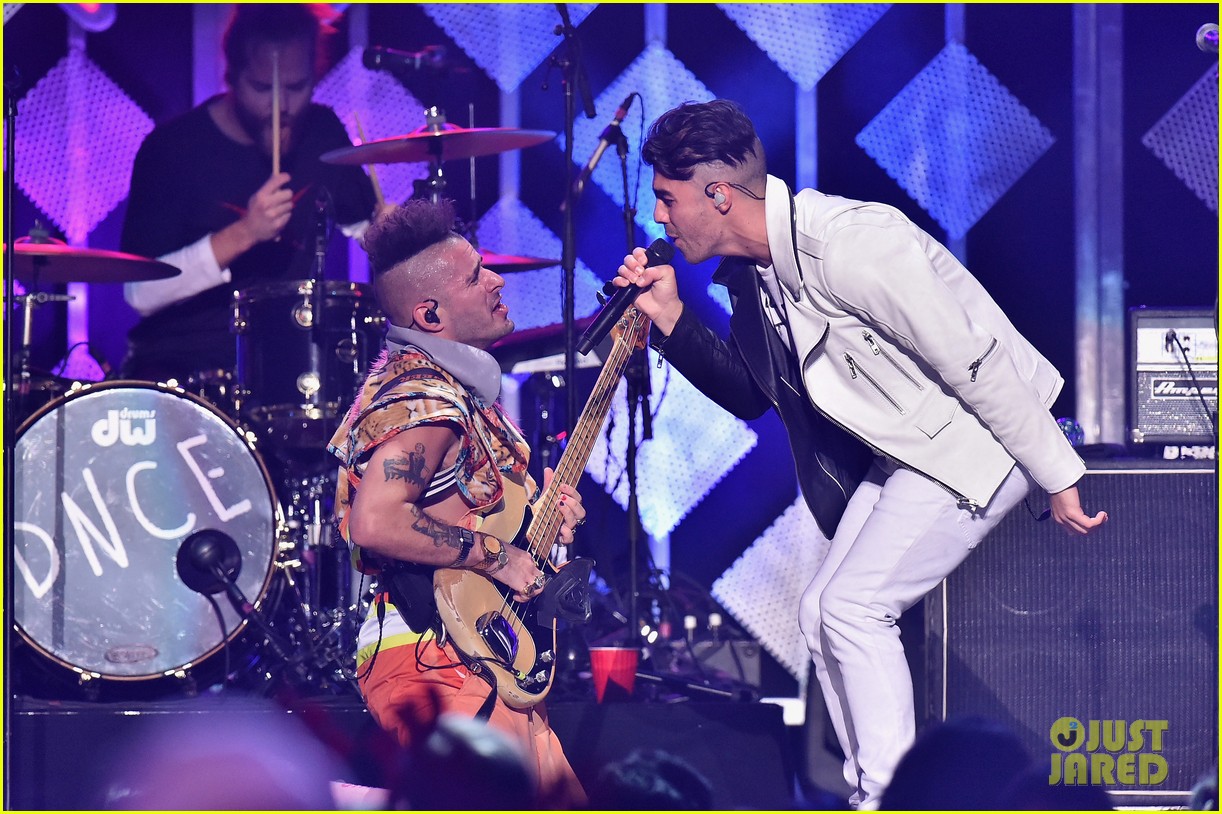 Niall Horan & Charlie Puth are Holiday Crush-Worthy at Z100's Jingle Ball 2016!