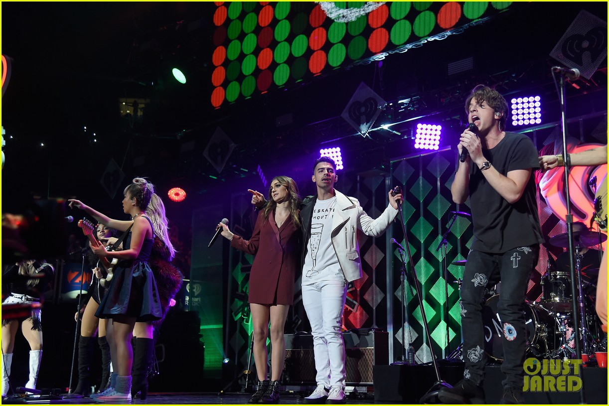 Niall Horan & Charlie Puth are Holiday Crush-Worthy at Z100's Jingle Ball 2016!