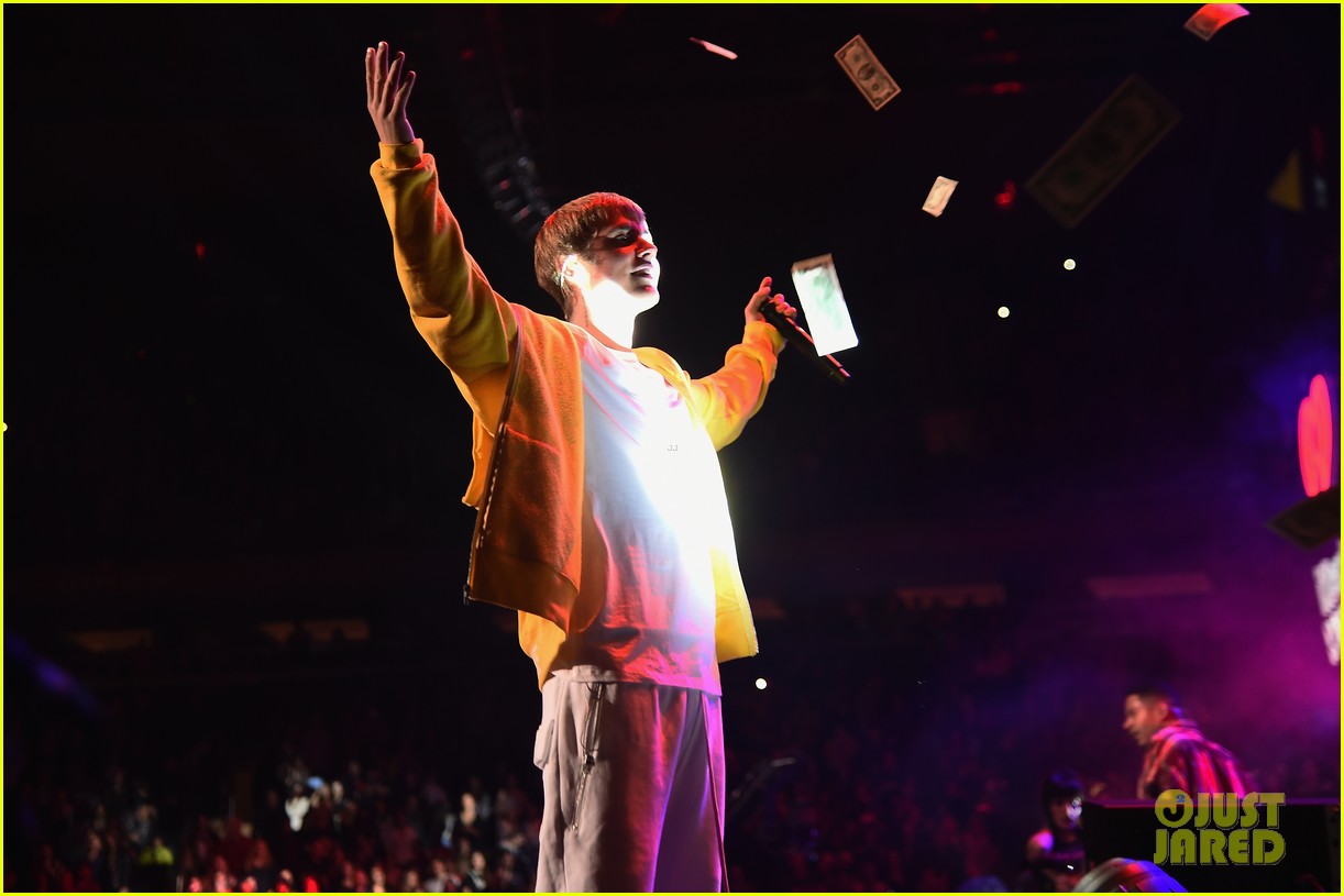 Niall Horan & Charlie Puth are Holiday Crush-Worthy at Z100's Jingle Ball 2016!
