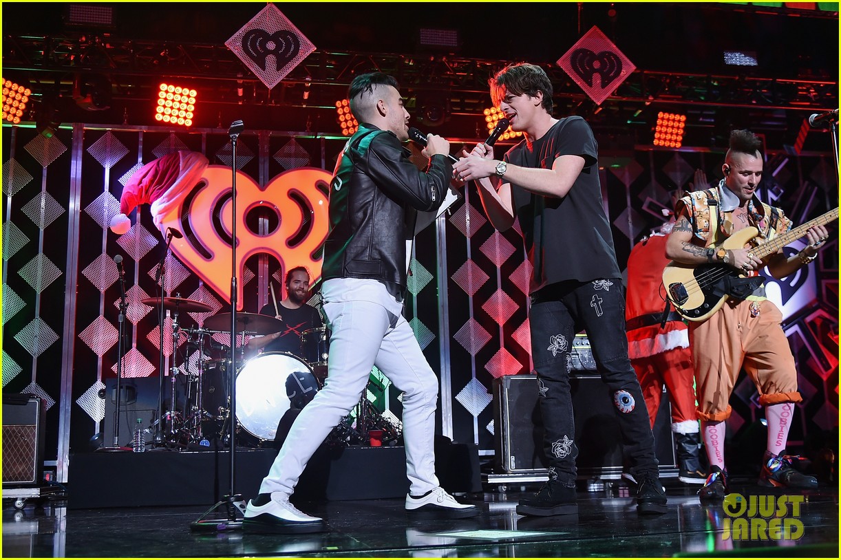Niall Horan & Charlie Puth are Holiday Crush-Worthy at Z100's Jingle Ball 2016!
