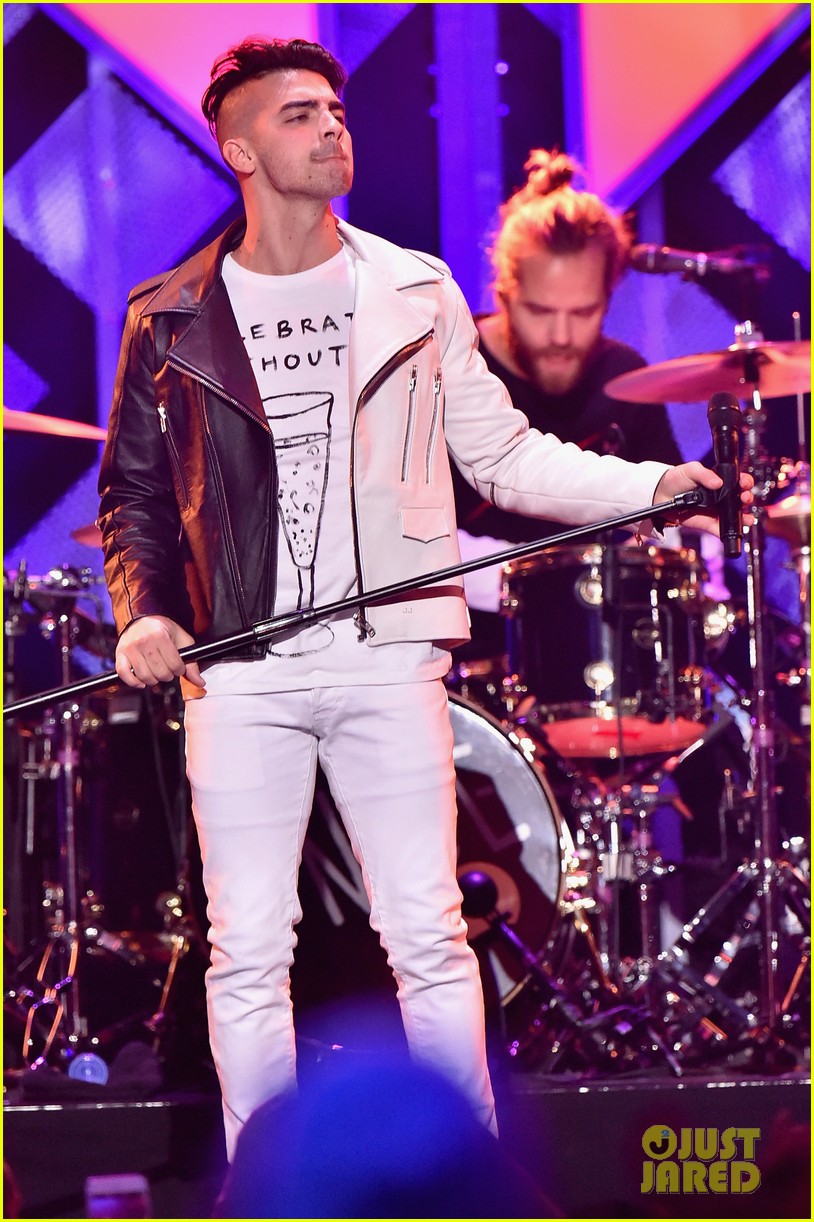Niall Horan & Charlie Puth are Holiday Crush-Worthy at Z100's Jingle Ball 2016!