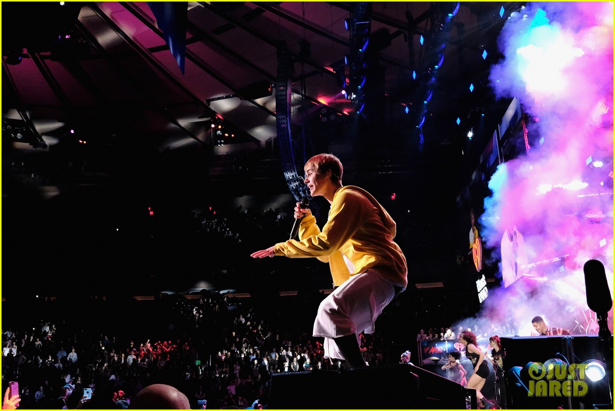 Niall Horan & Charlie Puth are Holiday Crush-Worthy at Z100's Jingle Ball 2016!